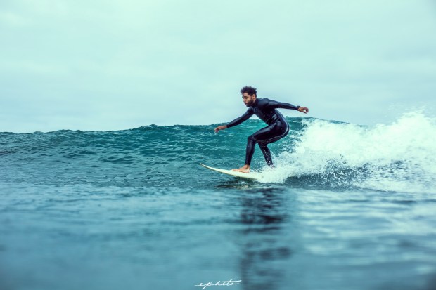 Josue surfing